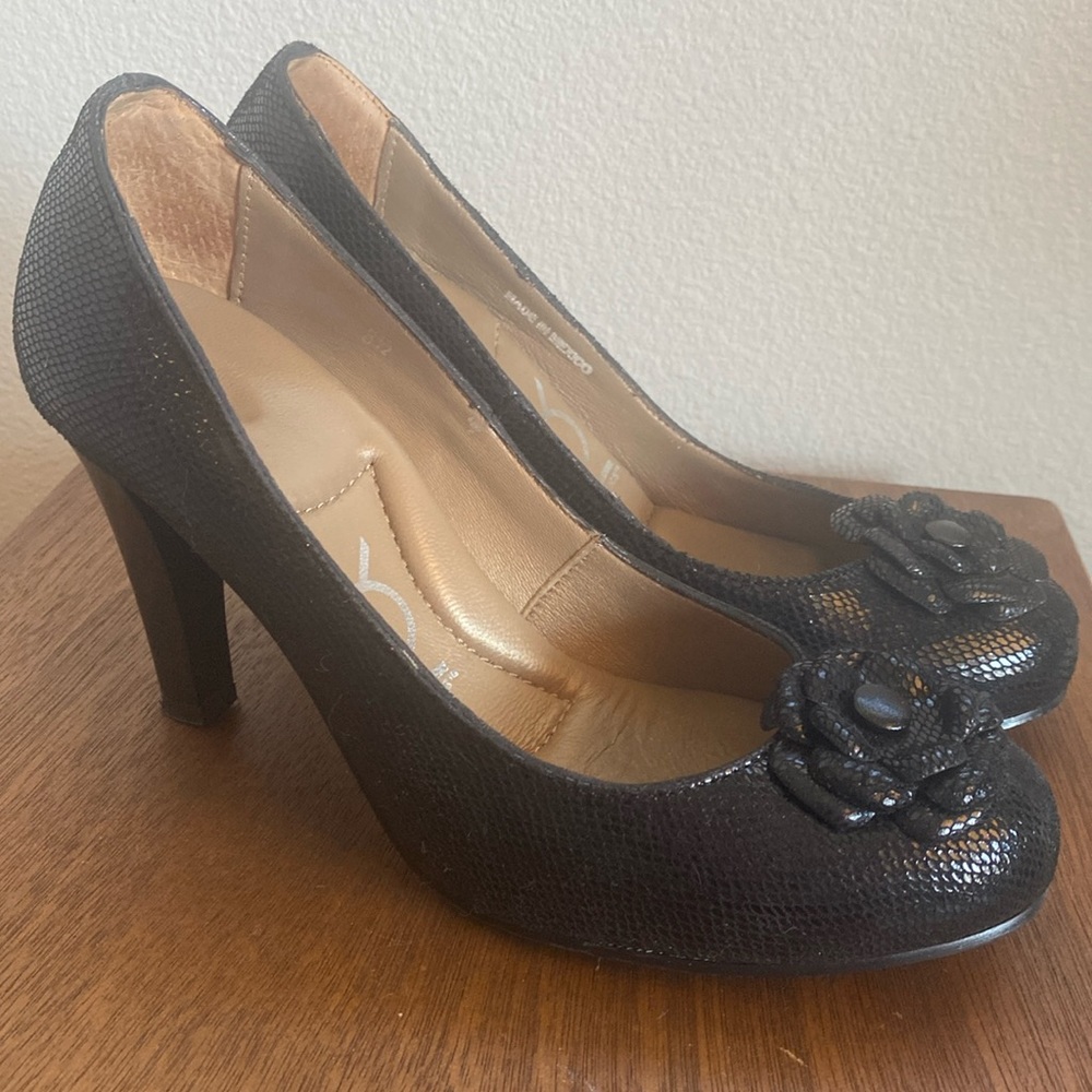 You by Crocs Shiny Black Padded Heels w/ Flower, Women’s size 8.5